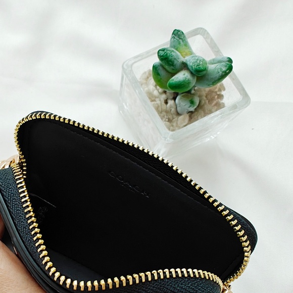 NWT COACH Zip Card Case In Signature Canvas With Cherry Print CZ468 $118 - Picture 3 of 3